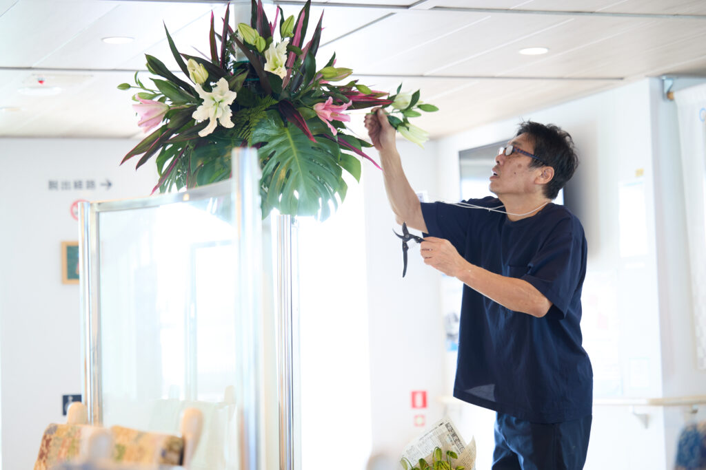 ・会場イメージプランの制作 ・テーブル装花のコーディネイト ・席札やメニュー表のデザイン ・看板、ステージ、パネルなど各種備品の調達および設営 など フェリーでの船上パーティー　会場装飾　船上パーティーのお花　テーブル装花