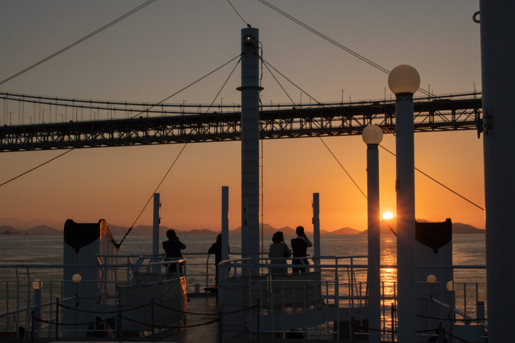 「夕陽を見ながら瀬戸大橋をくぐりたい」 運航時間や運航航路をカスタマイズ チャーター(貸切)運航 国際両備エリー おりんぴあどりーむせと