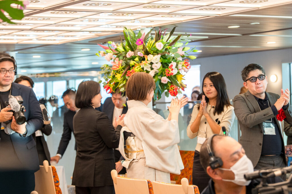 日の出製麺所出版記念船上パーティー 国際両備フェリー おりんぴあドリームせと チャータークルーズ 貸切遊覧 瀬戸大橋をくぐる ユニークベニュー 乾杯